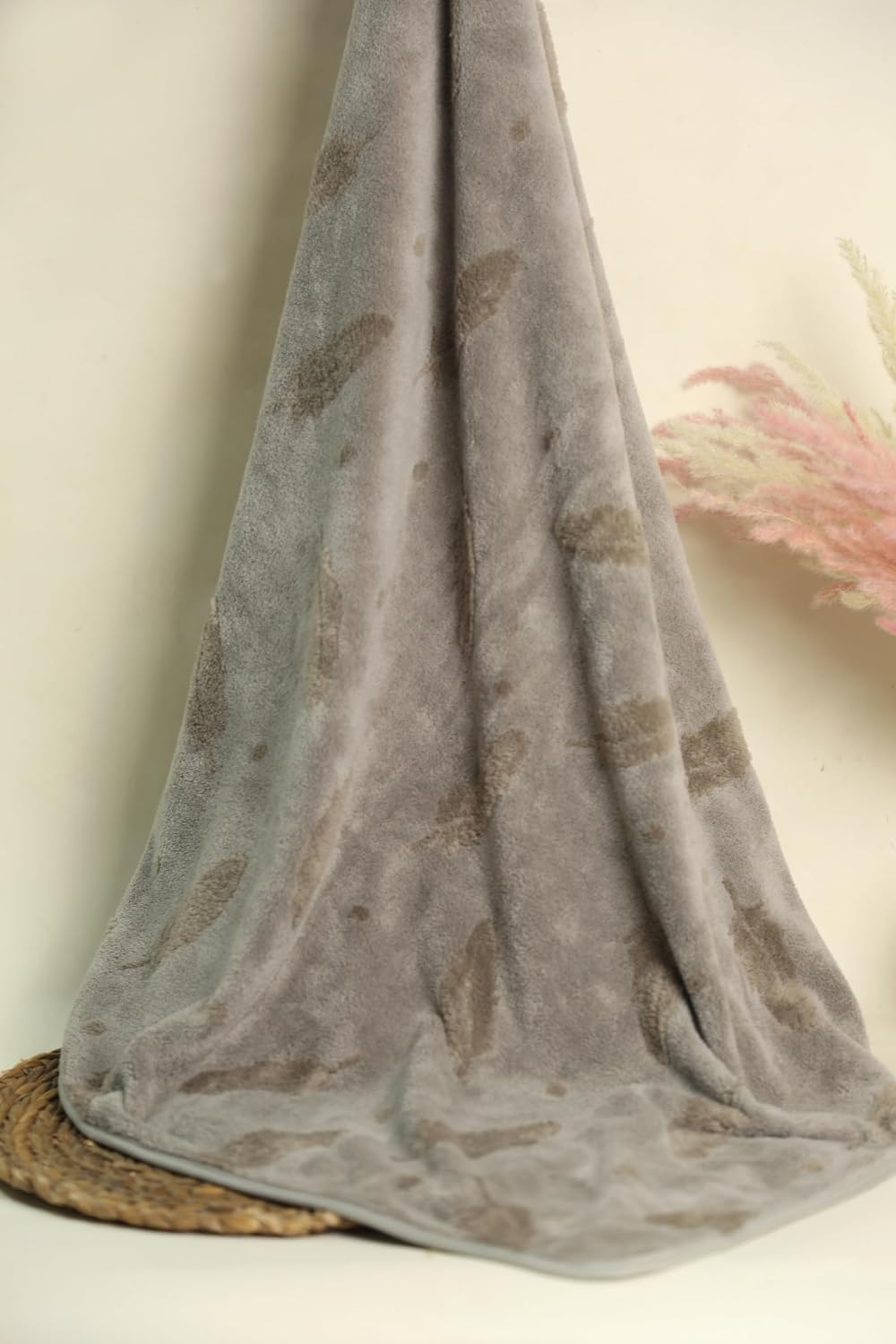 Hanker Ultra Luxury Bath Towel 500 Gsm | Super Soft On Skin, Luxurious Fabric, Pure Polyamide (Gray Bliss Feather Pattern)