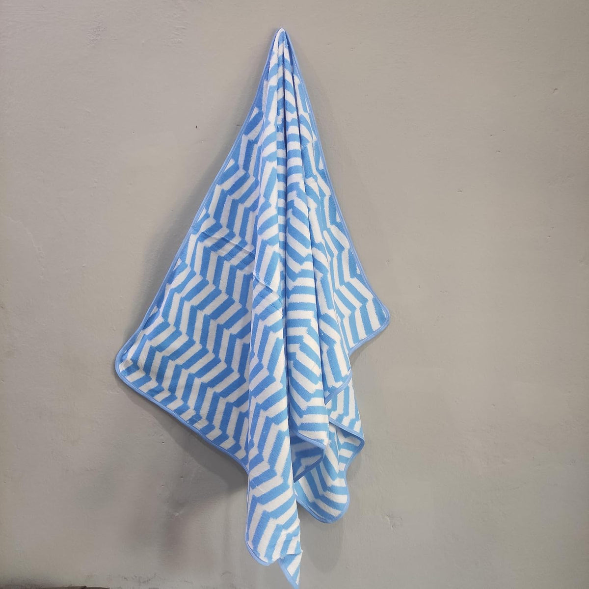 Cotton Bolls Textiles Microfiber Bath Towels 280 Gsm | Soft Coral Fleece Towel With Hook Quick Dry Super Absorbent Bath Towel For Men & Women (Zig-Zag Sky Blue)