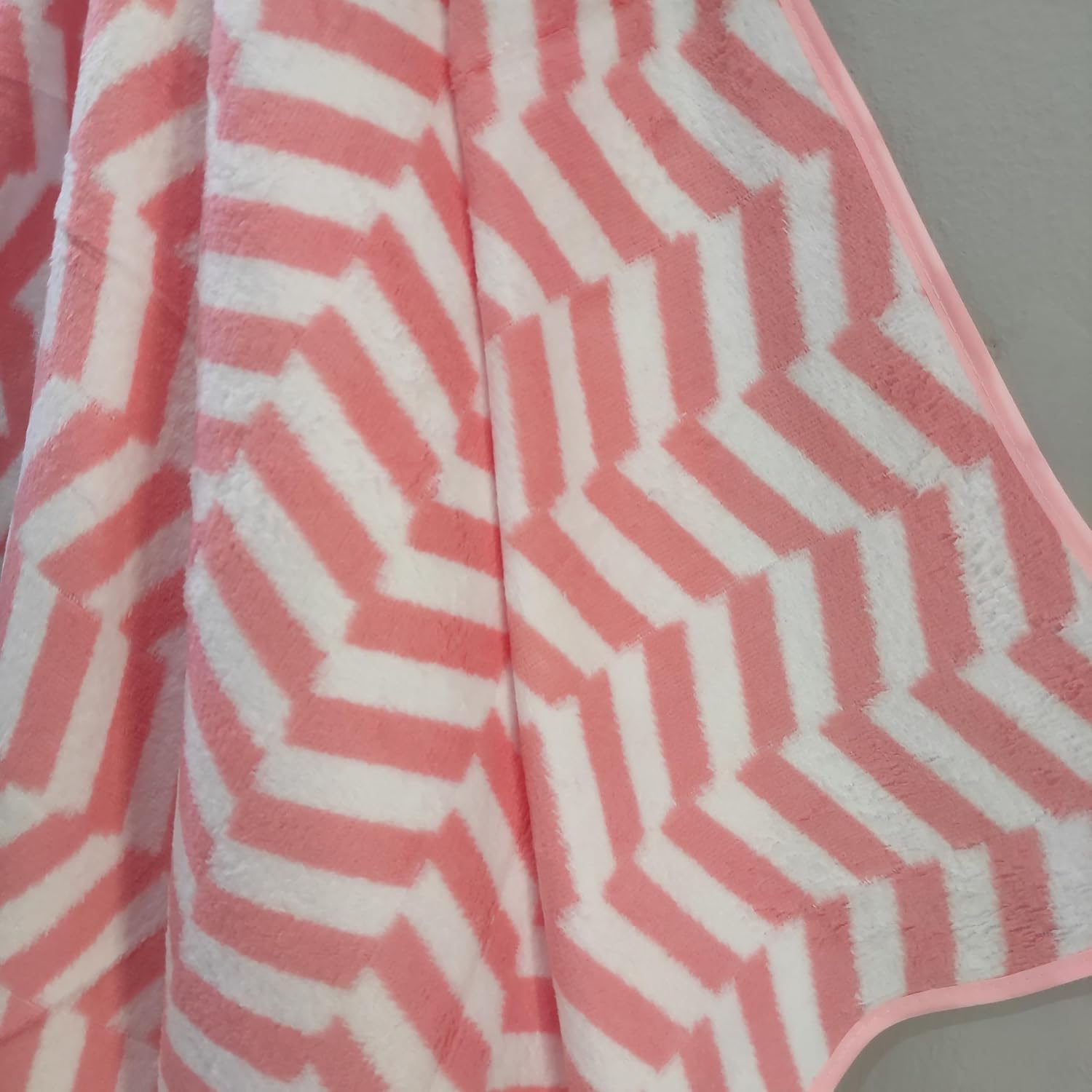 Cotton Bolls Textiles Microfiber Bath Towels 280 Gsm | Soft Coral Fleece Towel With Hook Quick Dry Super Absorbent Bath Towel For Men & Women (Zig-Zag Pink)
