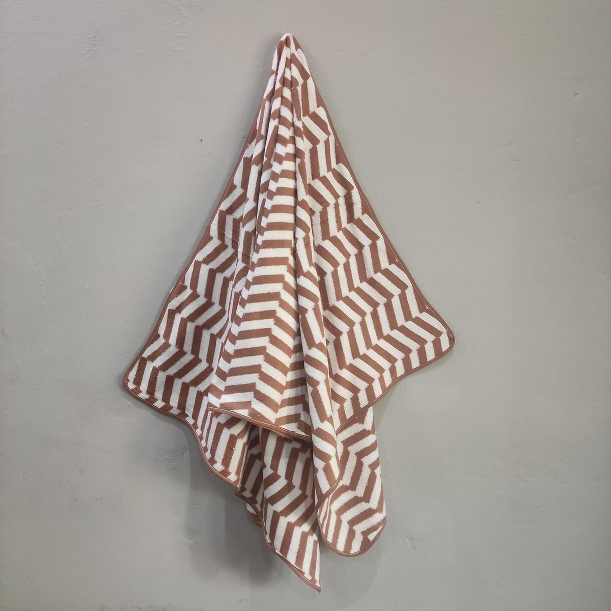 Cotton Bolls Textiles Microfiber Bath Towels 280 Gsm | Soft Coral Fleece Towel With Hook Quick Dry Super Absorbent Bath Towel For Men & Women (Zig-Zag Brown)
