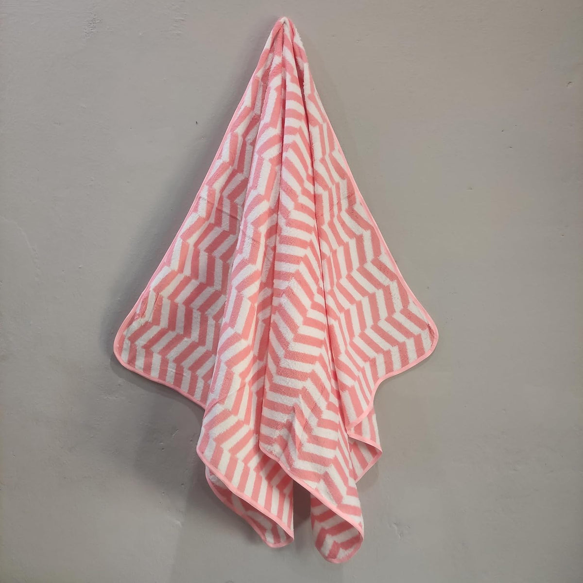 Cotton Bolls Textiles Microfiber Bath Towels 280 Gsm | Soft Coral Fleece Towel With Hook Quick Dry Super Absorbent Bath Towel For Men & Women (Zig-Zag Pink)