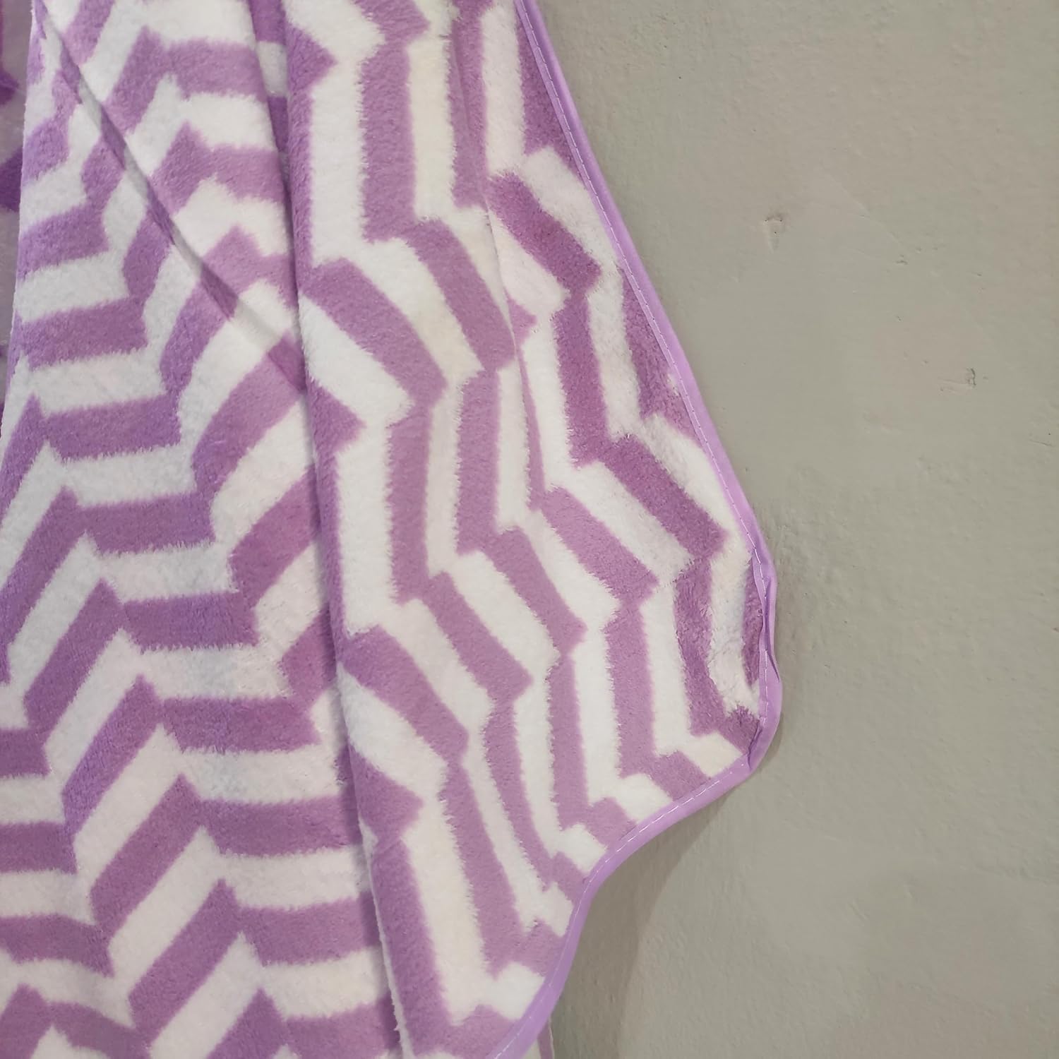 Cotton Bolls Textiles Microfiber Bath Towels 280 Gsm | Soft Coral Fleece Towel With Hook Quick Dry Super Absorbent Bath Towel For Men & Women (Zig-Zag Purple)