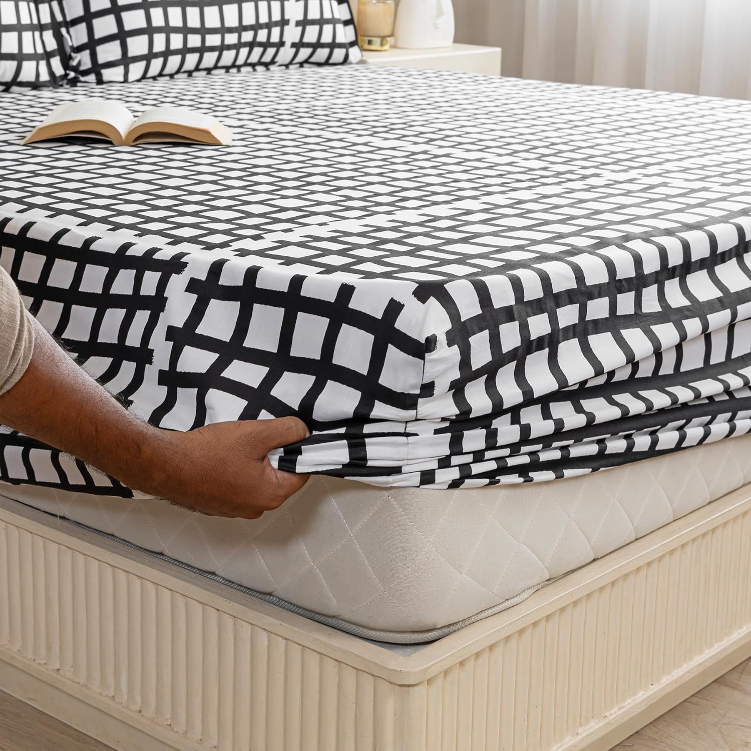 All Around Elastic Bedsheet For King Size Bed With 2 Matching Pillow Covers | 78 X 72 Inches, White & Black | Super Soft & Breathable