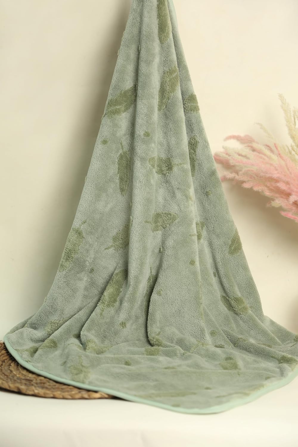 Hanker Ultra Luxury Bath Towel 500 Gsm | Super Soft On Skin, Luxurious Fabric, Pure Polyamide (Green Bliss Feather Pattern)