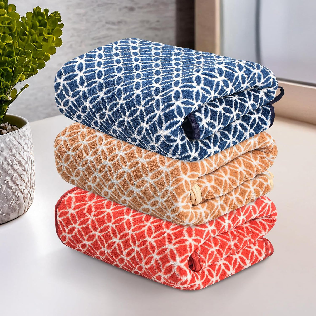 Kuber Industries Microfiber Soft Face Towel 600 Gsm | Absorbent Hanging Hand Towels For Wash Basin Bathroom | Circle - Red, Golden & Blue (3 Pcs)