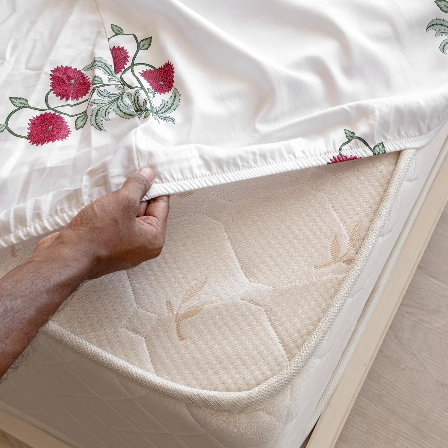 Printed Queen Size Elastic Fitted Bedsheet With 2 Pillow Covers - 78 X 72 Inches, White & Red | Perfect For Home Decor & Gifting
